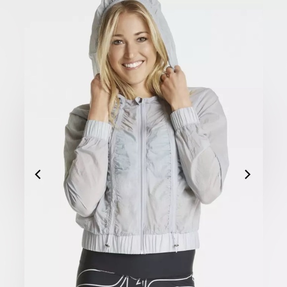 Fabletics Donovan Windbreaker Size M Ultra Lightweight Ruffle Hoodie Jacket - Picture 2 of 2